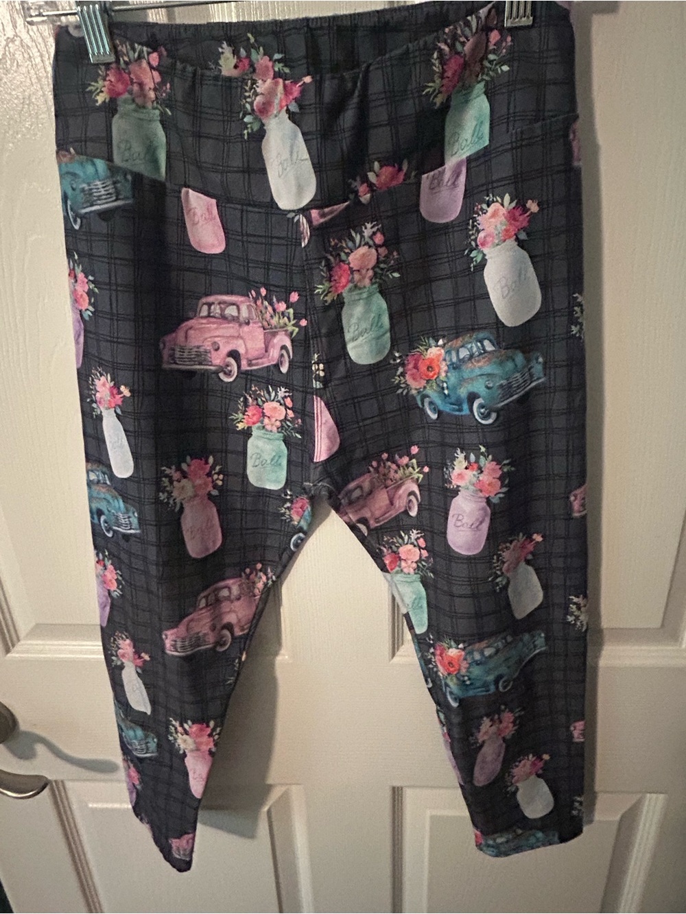 Black Floral Truck-Print Capris - OS 4-12)